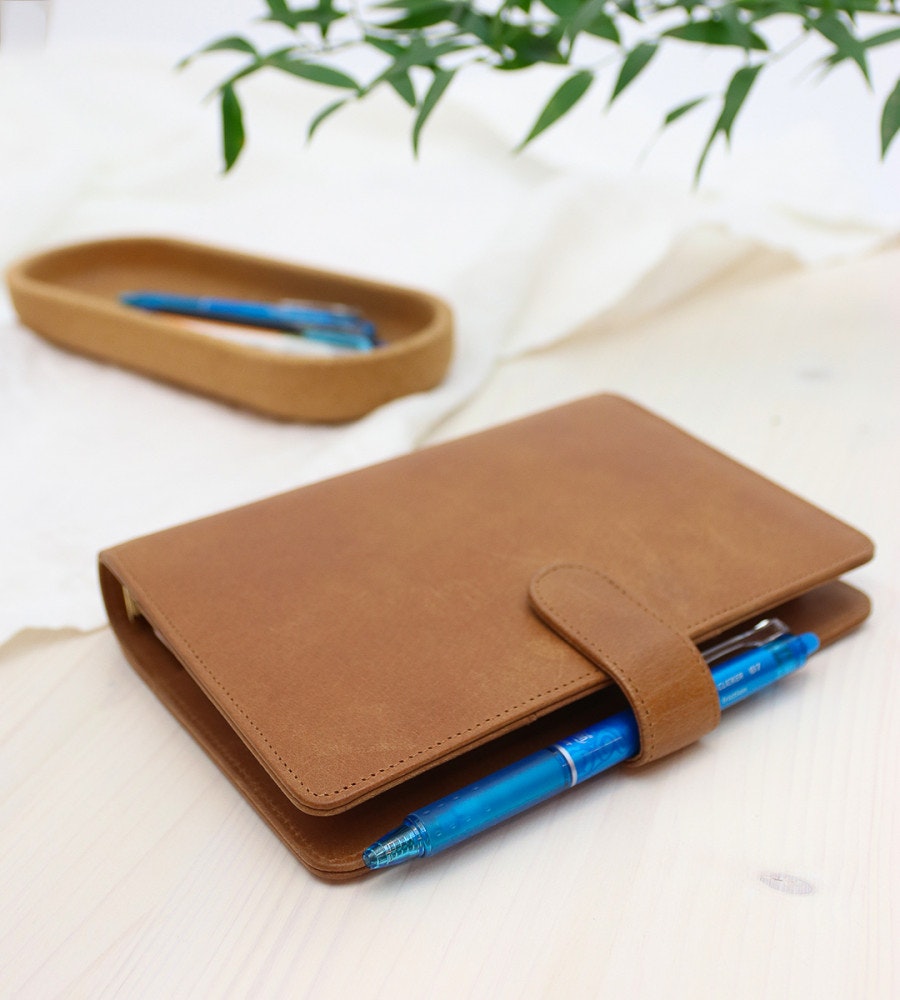 fodral ringpärm läder till systemkalender - storlek personal - cognac (personal) cognac