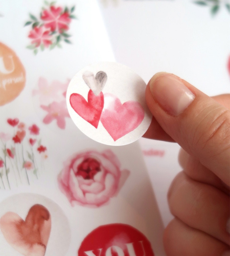 klistermarke klistermärken love is all we need (rounds) (rounds) röd / rosa