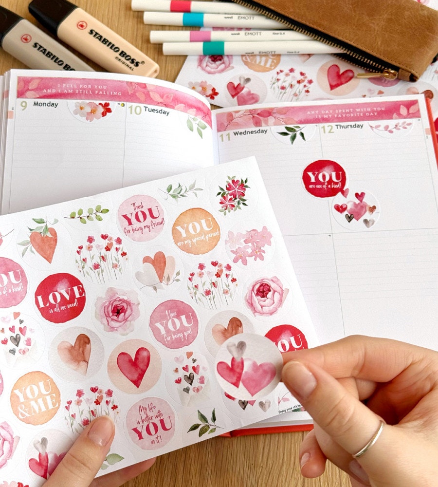 klistermarke klistermärken love is all we need (rounds) (rounds) röd / rosa